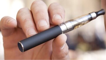 «Καμπανάκι» από ΠΟΥ για το ηλεκτρονικό τσιγάρο: Επικίνδυνες οι συσκευές εισπνοής νικοτίνης