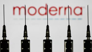 Η Moderna ανακοίνωσε επιβράδυνση στις δόσεις του εμβολίου της