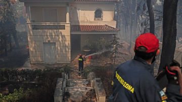Φωτιά στη Σταμάτα: Είκοσι σπίτια καμένα ή με μεγάλες ζημιές 