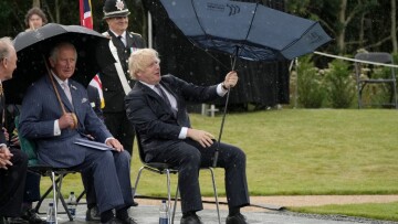 Βρετανία: Ο Μπόρις Τζόνσον παλεύει με την... ομπρέλα του και ο Κάρολος γελά - Δείτε βίντεο