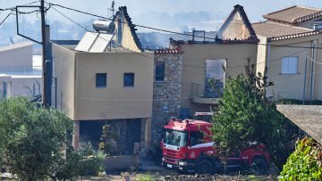 Μεγάλη φωτιά στην Πάτρα: Με εγκαύματα πολίτης - Στη Δροσιά το πύρινο μέτωπο - Κάηκαν σπίτια στο Άνω Σούλι