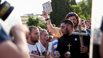 Κορωνοϊός: «Ψεκ» κατά Εκκλησίας για τα εμβόλια