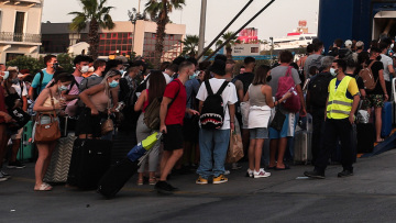 Κορωνοϊός: Στα νησιά ένα στα τέσσερα κρούσματα - Ο Αύγουστος των διακοπών τρομάζει τους επιστήμονες