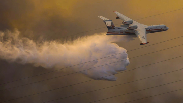 O Ρώσος γίγαντας που πολεμάει τις φλόγες στην Ελλάδα (+video)