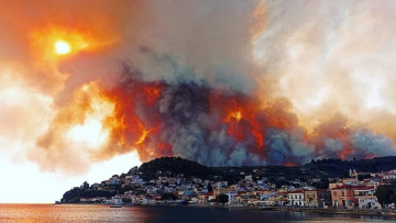 Μεγάλες φωτιές σε Μάνη, Μεσσηνία και Εύβοια: Απομακρύνθηκαν κάτοικοι - Μάχη με τις αναζωπυρώσεις