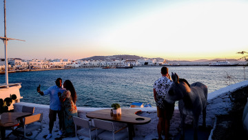 Μετά την Κρήτη «κοκκινίζει» και η Πελοπόννησος - Στα ύψη το ιικό φορτίο στους δημοφιλείς τουριστικούς προορισμούς