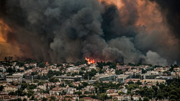 Μεγάλη φωτιά: Εκκενώνεται το Ολυμπιακό Χωριό - Φλόγες στο Τατόι