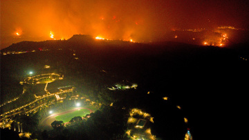 Φωτιά στην Αρχαία Ολυμπία: Οι φλόγες κοντά στον αρχαιολογικό χώρο - Συγκλονιστικές εικόνες από drone