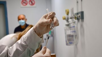 Ο πλήρης εμβολιασμός αποτρέπει κατά 50% τη μετάδοση της μετάλλαξης Δέλτα