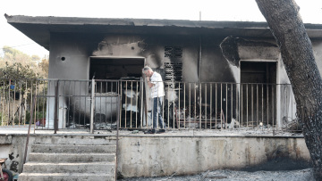 Φωτιά στη Βαρυμπόμπη: Μετρούν όσα έχασαν στις φλόγες οι κάτοικοι - Δείτε βίντεο και φωτογραφίες