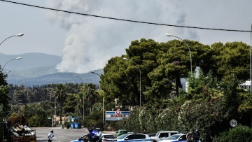 Φωτιά στη Βαρυμπόμπη - Πατούλης: Οι φλόγες «γλείφουν» κτίρια στα Βασιλικά Κτήματα