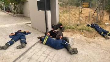 Φωτιά στην Αττική: Συγκινεί η «viral» φωτογραφία με τους εθελοντές πυροσβέστες στις Αφίδνες να «κλέβουν» στιγμές ξεκούρασης
