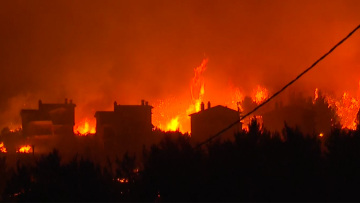 Μάχη με τις φλόγες σε Κρυονέρι, Δροσοπηγή: Καίγονται σπίτια σε Ιπποκράτειο Πολιτεία και Αφίδνες