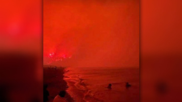 Φωτιά στην Εύβοια: Απίστευτη εικόνα με την παραλία της Αγίας Άννας «πνιγμένη» στο κόκκινο της φωτιάς