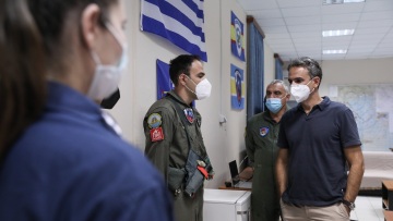Ο Μητσοτάκης στη βάση των Canadair: Το «ευχαριστώ» σε πιλότους και μηχανικούς