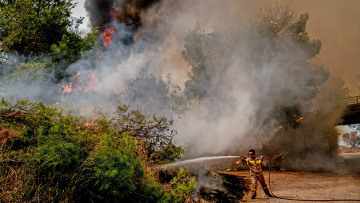 Φωτιά στην Αττική: Στη Μαλακάσα το μέτωπο - Τιτάνια μάχη με τις φλόγες και τις αναζωπυρώσεις