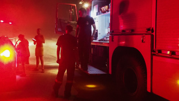 Φωτιά στην Αττική: Νύχτα αγωνίας για τις αναζωπυρώσεις - Συνεχείς περιπολίες στρατού και ΕΛΑΣ στα καμένα