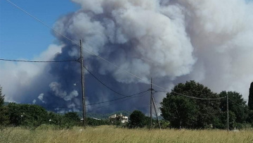 Πυρκαγιές - Αγωνία για την Εύβοια: Ανεξέλεγκτα τα μέτωπα, εκκενώνονται άλλοι τρεις οικισμοί