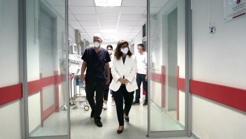 Κατερίνα Σακελλαροπούλου: Επισκέφθηκε τους εγκαυματίες δασοπυροσβέστες στο ΚΑΤ