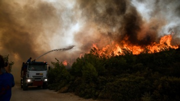 Αρκαδία: Μαίνεται η φωτιά στη Γορτυνία - Απείλησε τους οικισμούς Λιβαδάκι και Τουμπίτσι
