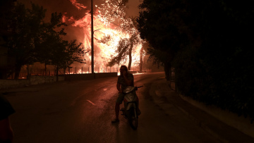Φωτιά στην Εύβοια: Στο χωριό Γερακιού μεταφέρθηκε η μάχη για να μην φτάσουν οι φλόγες στην Ιστιαία