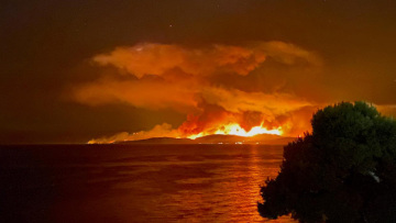 Βόρεια Εύβοια: Σφίγγει ο κλοιός γύρω από την Ιστιαία - Με κατεύθυνση το Πευκί κινείται η φωτιά 