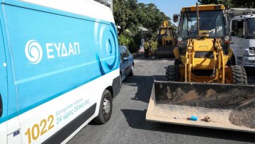 Κλειστές δύο λωρίδες στη λεωφόρο Αθηνάς στη Βουλιαγμένη λόγω καθίζησης οδοστρώματος