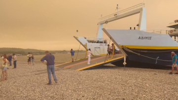 Φωτιά στην Εύβοια - Λιμενικό: 349 άτομα απεγκλωβίστηκαν από το Πευκί 
