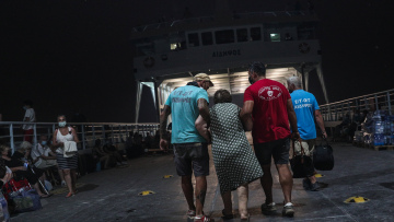Φωτιά στην Εύβοια: Απεγκλωβισμός πέντε ατόμων από την παραλία Μαύρικα 