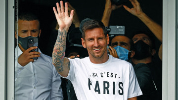 Στο Παρίσι ο Μέσι για να υπογράψει στην Παρί - Αποθέωση από χιλιάδες οπαδούς στο αεροδρόμιο