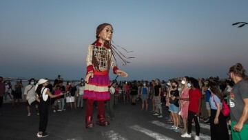 Η πελώρια μαριονέτα Αμάλ έφτασε από τη Συρία στη Χίο