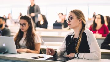 Πότε φεύγουν οι νέοι από το πατρικό τους στην Ελλάδα - Αργούν σε σχέση με τους Ευρωπαίους