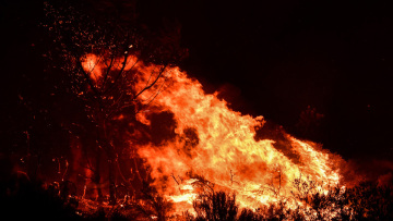 Ασπρόπυργος: Φωτιά σε εξέλιξη στον Λάκκο Κυρίλλου σε βιομηχανική περιοχή - Καλύτερη η εικόνα