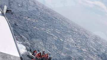 Μήλος: Λεπτό προς λεπτό η δραματική επιχείρηση διάσωσης μετά τη βύθιση της θαλαμηγού