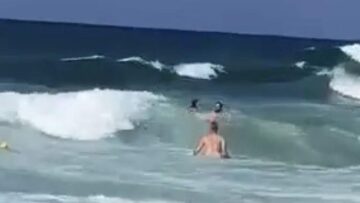 Κρήτη: Ανήλικη κινδύνευσε από τα κύματα στα Μάλια - Βίντεο