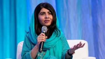 Μαλάλα Γιουσαφζάι: Παρακολουθούμε σε σοκ όσα γίνονται στο Αφγανιστάν - Οι ξένες δυνάμεις να εγγηθούν την κατάπαυση του πυρός