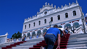 Δεκαπενταύγουστος: Η Ελλάδα γιορτάζει σήμερα την Κοίμηση της Θεοτόκου - Αυστηρά μέτρα στις εκκλησίες