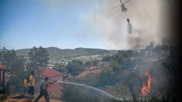 Κερατέα: Μεγάλη φωτιά σε εξέλιξη - Μήνυμα εκκένωσης για τέσσερις οικισμούς, ανησυχία για τον Εθνικό Δρυμό