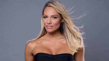 Η Ιωάννα Μαλέσκου ποζάρει στην... οροφή ενός αυτοκινήτου