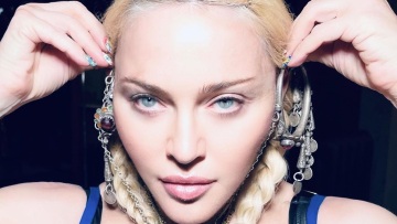 Για να γιορτάσει τα 63α γενέθλιά της η Μαντόνα μοιράστηκε ένα παγωτό χωνάκι με τον 27χρονο σύντροφό της