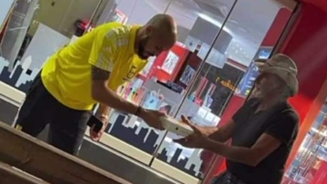 Ο Μπεναλουάν του Άρη μοιράζει φαγητό σε αστέγους στη Θεσσαλονίκη 