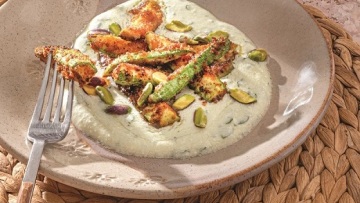 Κολοκυθάκια ψητά με κρέμα φέτας και φιστίκι Αιγίνης