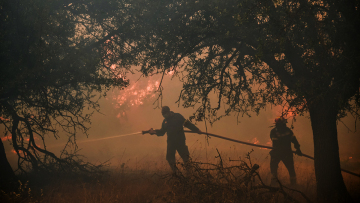 Φωτιά στα Βίλια: Εκκενώθηκαν πέντε οικισμοί 