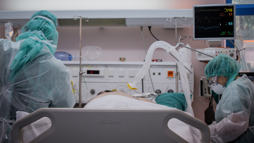 Κορωνοϊός: Εφιαλτική πρόβλεψη για 3.000 θανάτους έως τις γιορτές