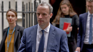 Βρετανία: Κατηγορίες για εκφοβιστική συμπεριφορά κατά του Ντόμινικ Ράαμπ