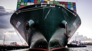 Ever Given: Πέρασε χωρίς... απρόοπτα αυτή τη φορά από την Διώρυγα του Σουέζ