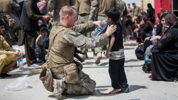 Αφγανιστάν: Σκηνές πόνου στο αεροδρόμιο της Καμπούλ - Η πρεσβεία των ΗΠΑ καλεί τους Αμερικανούς να μην πηγαίνουν εκεί