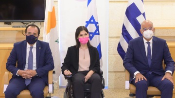 Τριμερής συνάντηση Δένδια με τον Κύπριο ομόλογό του και την υπουργό Ενέργειας του Ισραήλ