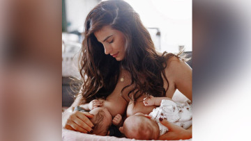 Χριστίνα Μπόμπα: Θηλάζει τις κορούλες της και στέλνει μήνυμα για τον θηλασμό