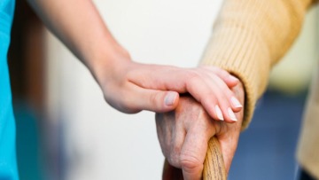 Άρτα: Ξάφρισαν ηλικιωμένο με... αγκαλιές μπροστά στη σύζυγό του